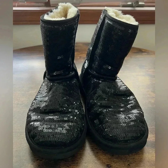 UGG | ladies classic short Sparkles boot. Size: 4 - Picture 2 of 11